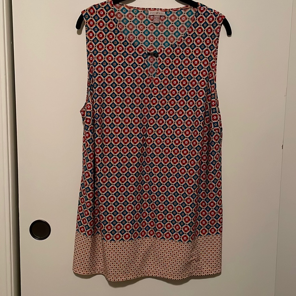 Roz & Ali: Teal and Red Square Design Tank (1X)